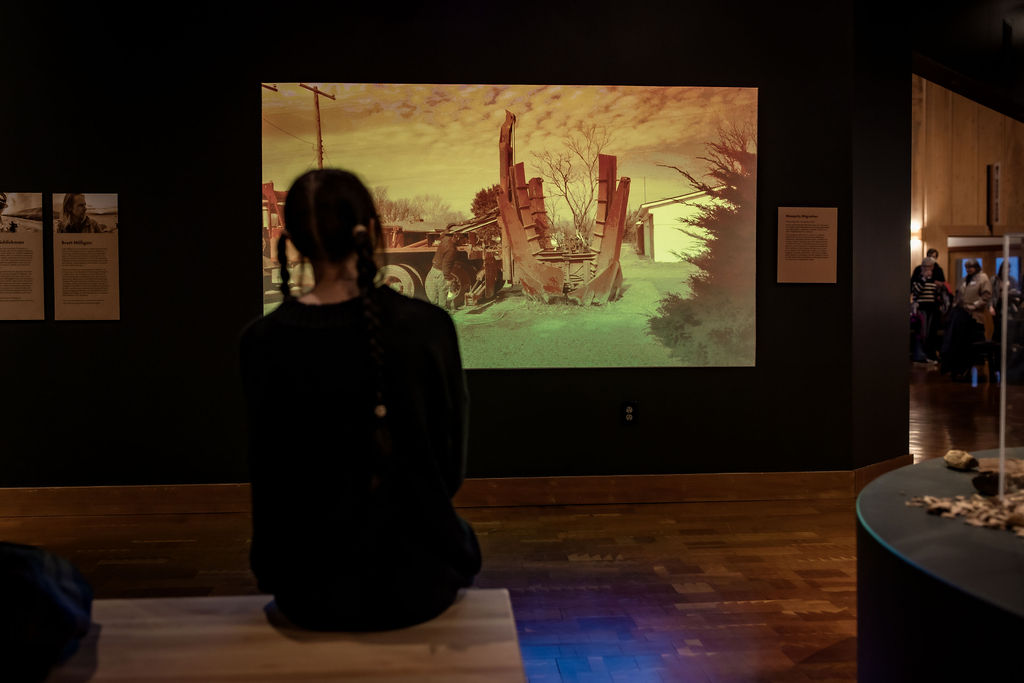 woman_looking_at_screen_in_gallery_fhti
