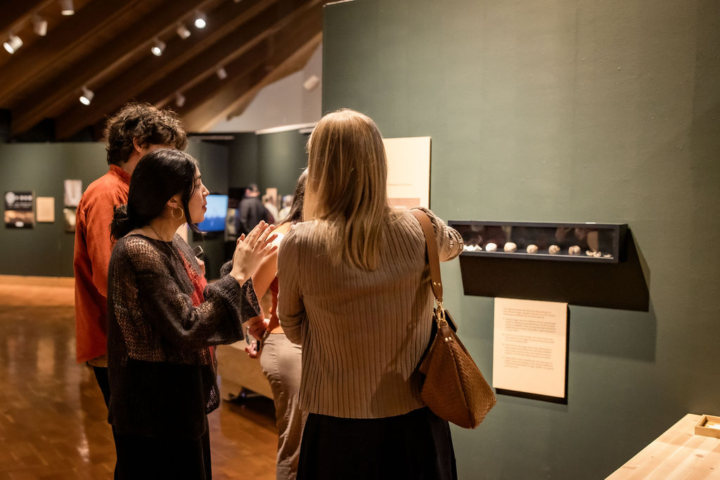 woman_talking_near_display_fhti